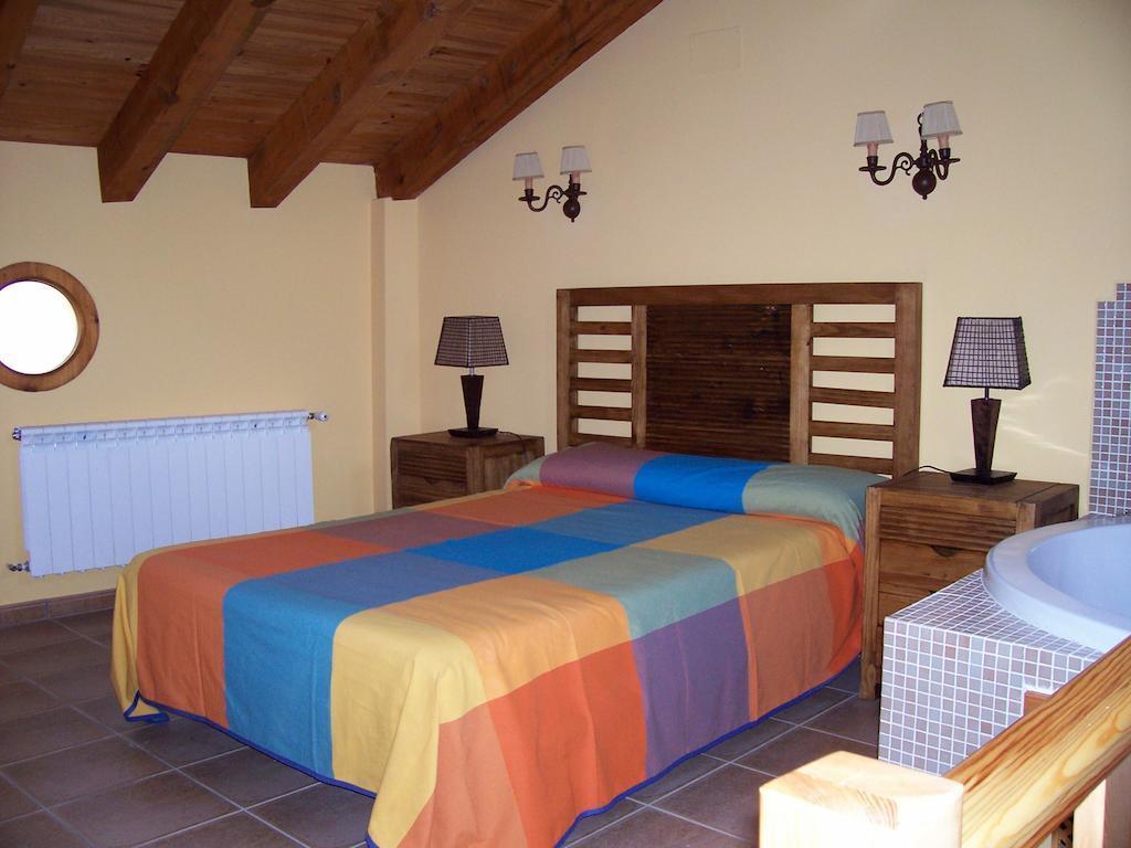 Los Camarotes Cervera de Buitrago Bilik gambar